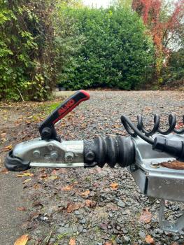 Glanzvoller Gastronomiecharakter in Rubinrot. Dieser Airstream hat eine Edelstahlausstattung, die sich manche wünschen würden.Die Länge misst 4.50 Meter - ohne Deichsel, Sonderausstattung